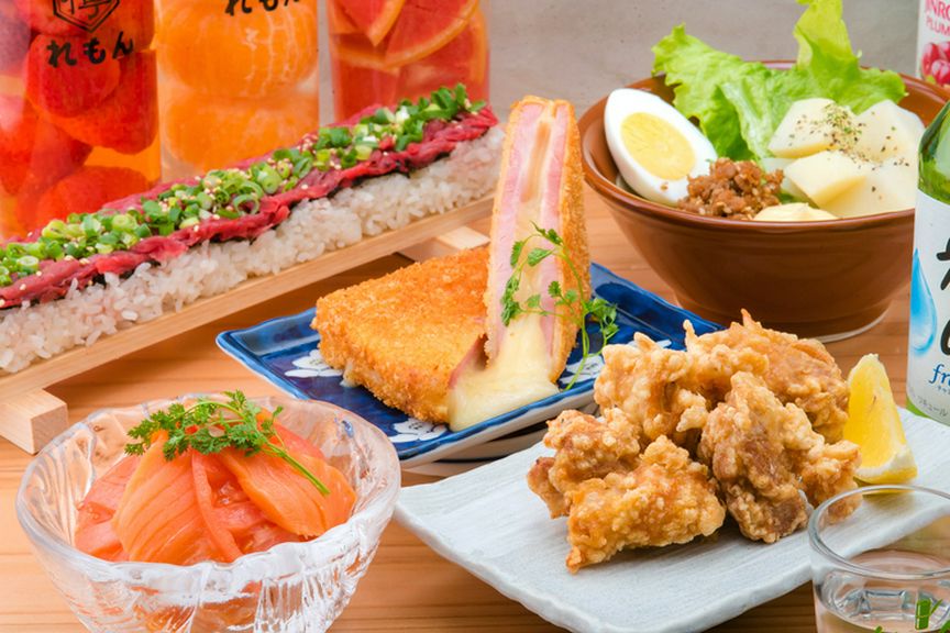 多種多様な料理をお供に、ガールズトークも盛り上がる