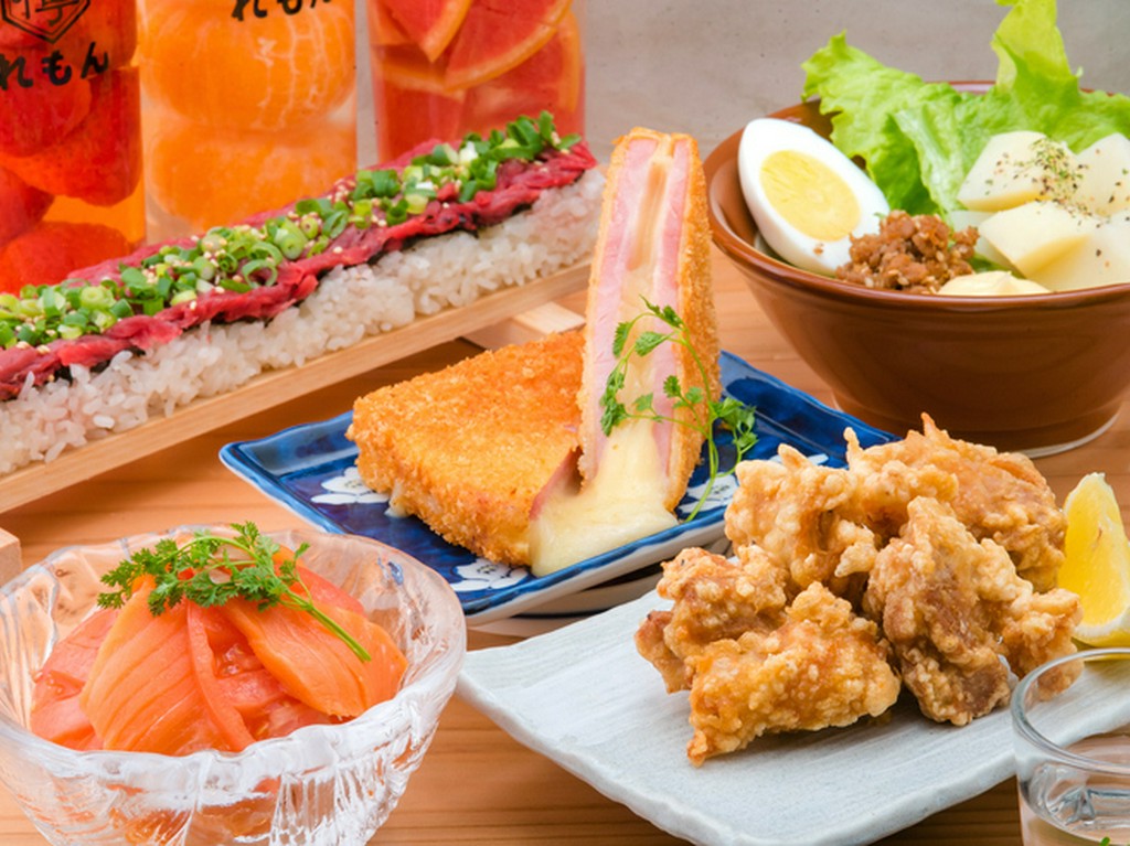 多種多様な料理をお供に、ガールズトークも盛り上がる