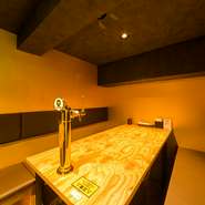 カウンター席、テーブル席のほか、個室も完備。ここだけの“オフレコ話”がある時や、周囲のゲストを気にせずくつろぎたいという方も安心して過ごせます。個室利用を希望する場合は早めの予約が良さそうです。