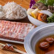 紀州の肉厚な南高梅と鹿児島県産の黒豚。それだけでも十分に贅沢ですが、主役はあくまで、女将が「完璧に新鮮な状態」で出す旬の野菜。ふだん、野菜が嫌いで「この店でしか野菜を食べない」というゲストもいるそう。