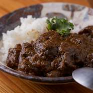 女将の北山さんが、10種類以上のスパイスを使い、何度も試行錯誤したすえに完成したというこだわりのカレー。『梅鍋』の〆にうどんも楽しみたいという方には、ルウだけの注文もできます。
