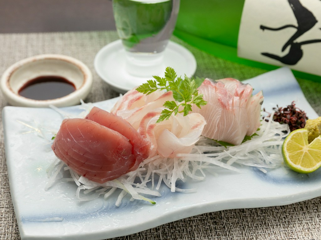 地元で採れた旬を華やかに味わう『刺身の盛り合わせ3種盛り』