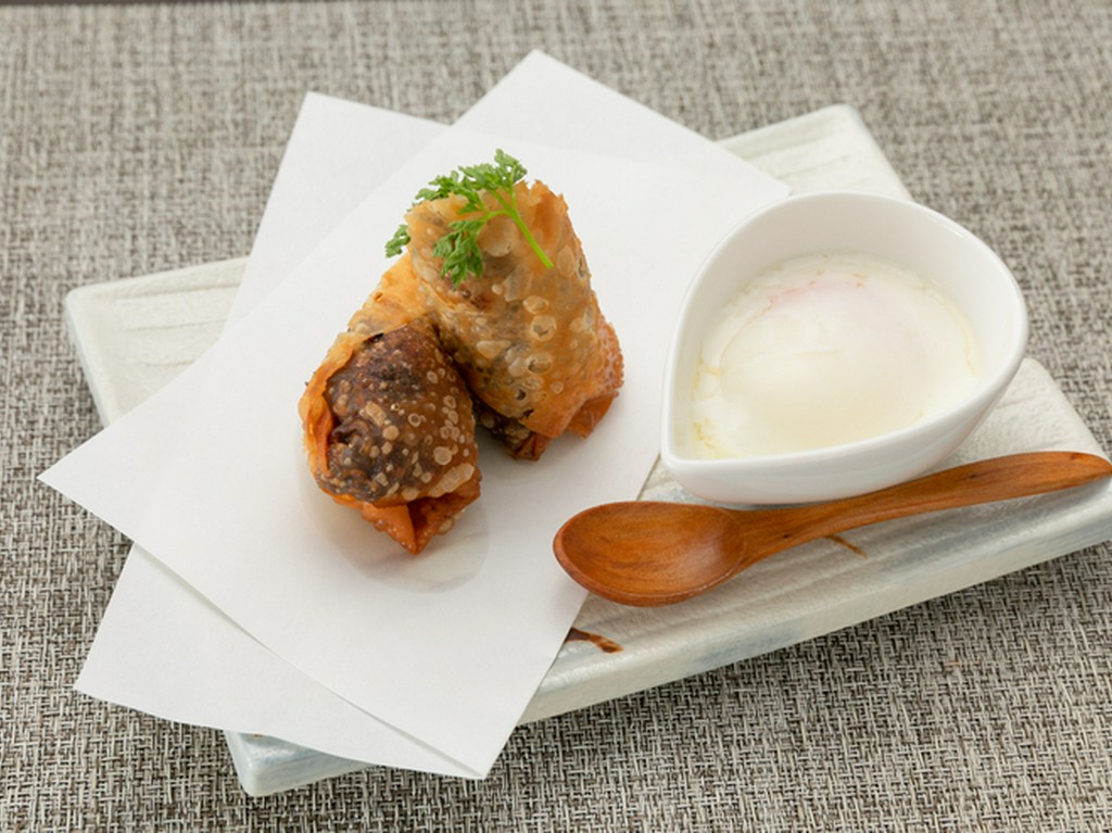 当店イチオシ。半熟卵との相性抜群『すき焼き風春巻き　温泉卵添え』