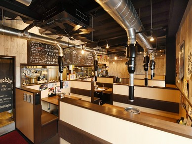 温かみのあるアットホームな店内でくつろぐ