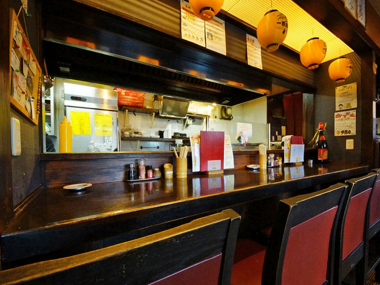 カウンター席も完備。ふらっと訪れて、一人飲みにも最適