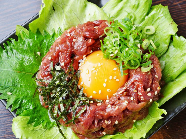 お酒との相性バッチリ。赤身の旨味がクセになる『桜ユッケ』