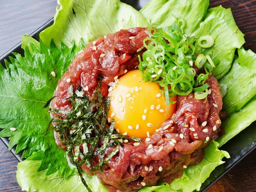 お酒との相性バッチリ。赤身の旨味がクセになる『桜ユッケ』