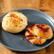 毎朝焼いている自家製のパンは3種を用意。写真はシナモンロールとダッチタイガー。シナモンロールは地元養蜂所のはちみつをかけて。ダッチタイガーは2種のチーズが美味しさの秘密。