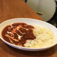 辛いのがお好みなら赤がおすすめ！
甘めがお好みなら黒！
ライスをパスタにも変更可能です。
