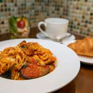 パスタのランチは、毎日どんな味わいが出るかのお楽しみです。淡路麺業さんの生パスタにリニューアル！！是非味わってみて下さい。
