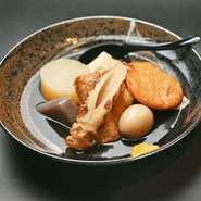 昆布と鰹節のだしで優しい味の金沢おでんを、おまかせで8種類食せます。だしと一緒に別茹でした大根は柔らかく、口の中で旨みがじゅわっと広がり絶品。からしにつけて食べるのがオススメです。