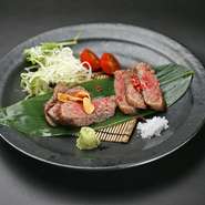 石川県産の銘柄牛である能登牛は、甘みがあり、きめ細かく上品な脂が魅力的。ステーキにすることで柔らかくジューシーで、口の中でとろける味わいがたまりません。塩コショウで食べても、ワサビで食べても◎。