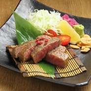 甘みがあり、きめ細かく上品な脂が魅力的。ステーキにすることで柔らかくジューシーで、口の中でとろける味わいがたまりません。塩コショウで食べても、ワサビで食べても◎。