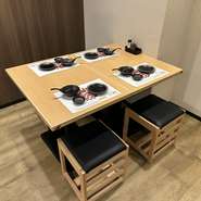 2階は各テーブル席　4名様席お気軽にお問い合わせください。