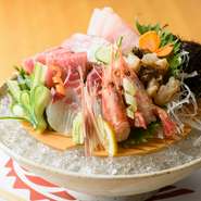 金沢港から直送の新鮮な魚介類を贅沢に盛り合わせています。写真は5種盛りの夏バージョンで、「ぶり」「まぐろ」「鯛」「甘海老」「サザエ」といったラインナップ。季節によって素材は替わります。
