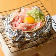 ズワイガニの身やみそ、ネギ、うずらの卵を出汁ともに甲羅に盛って焼いた料理。香ばしい香りと味わいに大満足の一品です。夏にはバイ貝や岩がきといった素材に替わり、旬の旨さが味わえます。お酒にもぴったり。