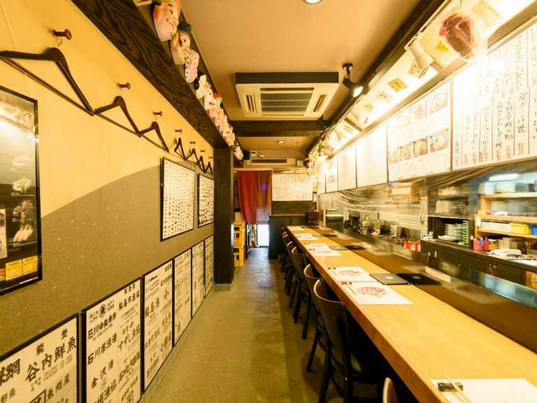 店内は1階と2階があり、1階はカウンター席のスペース