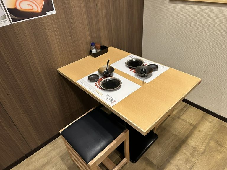2階は各テーブル席　2名様よりご予約承ります。