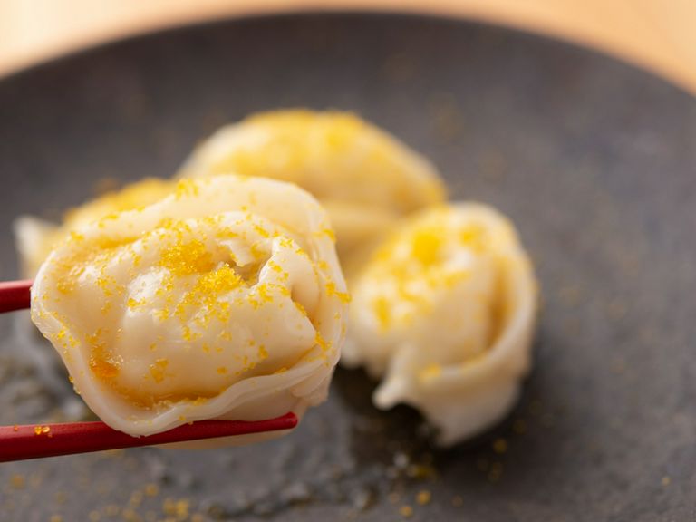 その場で削るカラスミでさらなる旨味をプラスする『水餃子』