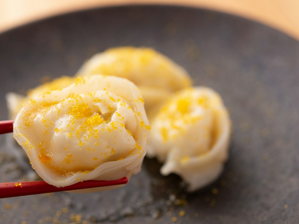 その場で削るカラスミでさらなる旨味をプラスする『水餃子』