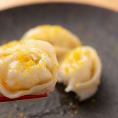 その場で削るカラスミでさらなる旨味をプラスする『水餃子』