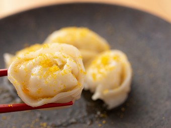 その場で削るカラスミでさらなる旨味をプラスする『水餃子』