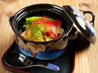 長崎の郷土料理「呉豆腐」を使った揚げ出し豆腐は、普通の豆腐と違いトロッとした食感が人気。ごま豆腐のような食感の呉豆腐と甘めのだしが相まって口の中で溶けるよう。薬味の盛付けなど、彩りにもこだわった一品。