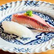 豊洲市場から直送される四季折々の白身魚（写真は真子ガレイ／手前）。冬は平目、春は鯛などが登場します。通年食べられる鯵（写真奥）は、魚の身にストレスの少ない一本釣りのものを仕入れ。鮮度が違います。