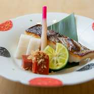 毎日市場に出向いて丸のまま仕入れる旬の魚介を味わえます。夏はアコウ（キジハタ）、秋は鰹、冬にはフグやノドグロ、キンキ、ズワイガニなど。刺身や焼き魚など、魚介のおいしさを引き出す調理法で提供されます。