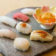 旬魚介のおまかせ握りです。鮪専門業者から仕入れる本鮪のトロをはじめ、選りすぐりのネタが使われています。ポン酢をかけたり、塩とレモンを添えたりと、ネタごとに工夫が凝らしてあるのが【鮨けやき】流。