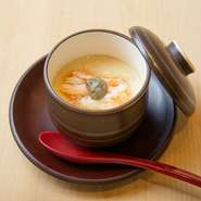 季節の魚介など、その時期おいしい食材が一種入った茶碗蒸しです。写真は紅ズワイガニで、ホタルイカや白子が入ることも。食感はなめらかで柔らかく、だしがきいた上品な味わいです。