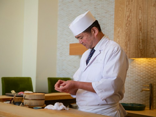 旬の食材に合わせ、調理に工夫を凝らす店主・夛田氏