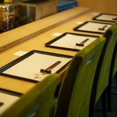 木の温もりに包まれて、おいしい寿司とお酒に舌鼓