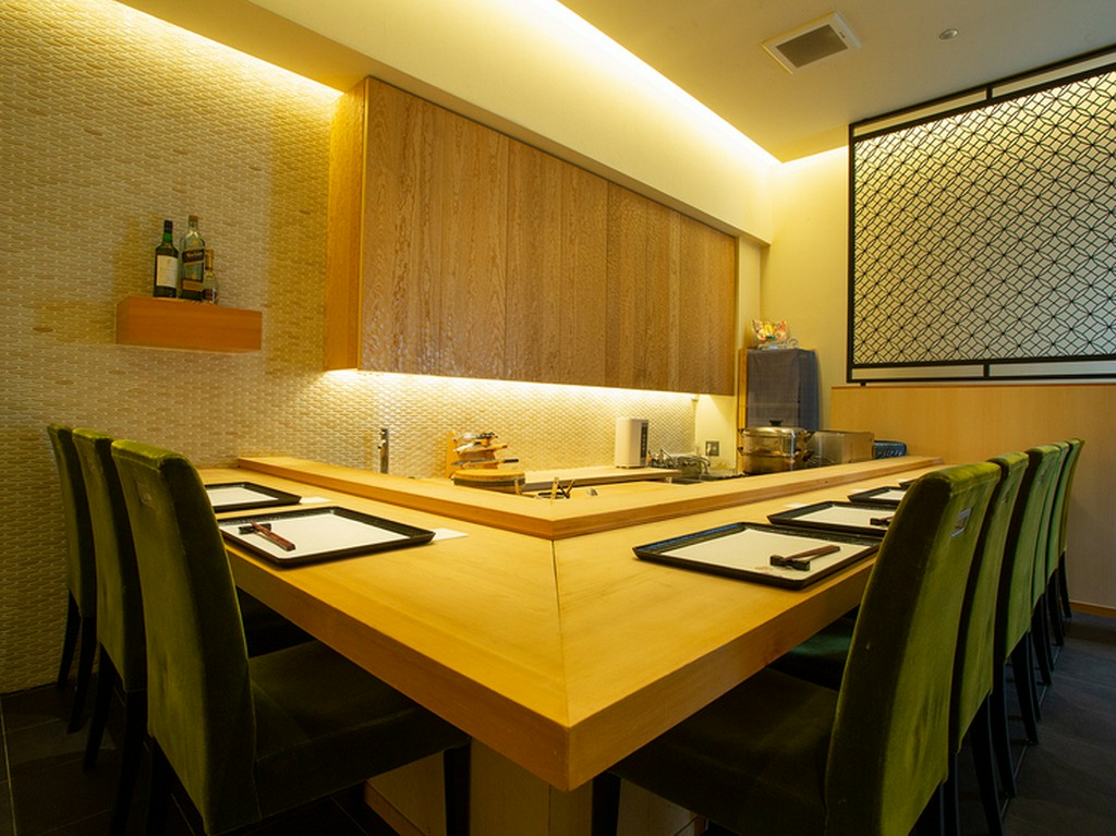 熟練の技を目の前で見ることができるカウンター席