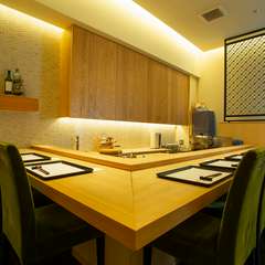 熟練の技を目の前で見ることができるカウンター席