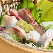 お店を訪れたらぜひ注文したい、お店の1番人気メニューです。定番の魚から旬の魚まで6～7種類ほどを、1人1貫ずつ人数分盛り合わせています。味はもちろん、繊細で美しい盛り付けもぜひお楽しみください。