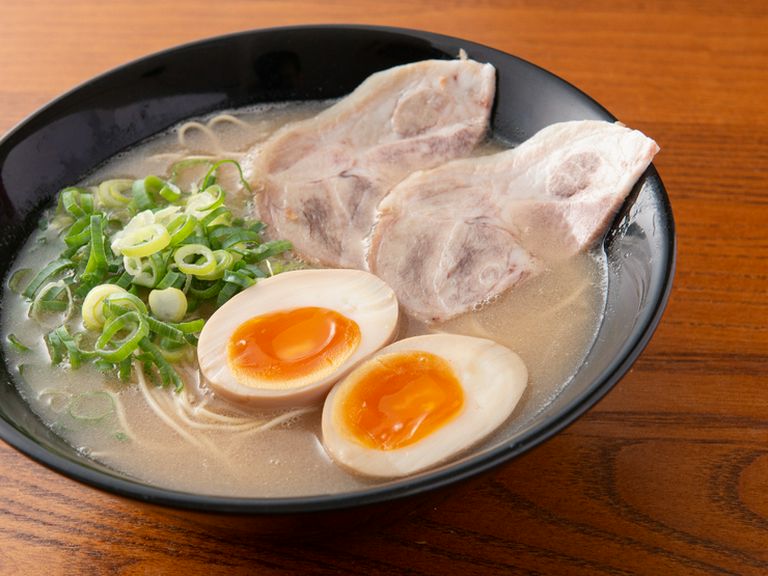 豚骨スープに細麺がからむ『煮卵ラーメン』