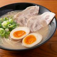 一番の人気メニューの『煮卵ラーメン』。豚の骨だけをシンプルに 20時間じっくりと煮込んだスープに、細麺がからみます。混じり気のない豚骨の旨みを味わえる一品。