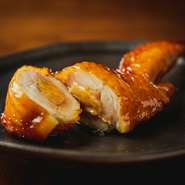 使用されるのは山梨県産「信玄鶏」。手羽先の中にフォアグラを詰め、2日間かけて調理されます。お店オリジナルの紹興酒とのペアリングが、ここでしか味わえない贅沢なマリアージュを演出してくれます。