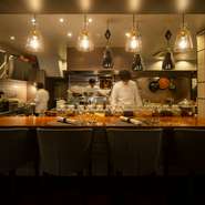 伝統的な広東料理をベースに、アジア各国の雰囲気を取り入れた一皿でゲストを魅了します。