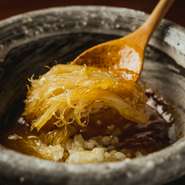 フカヒレの土鍋煮込みと北京ダックが入った26品の少量多品目シグネチャーコースでいろんな味をたのしめる！