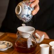 20時までにお食事が終わるよう、今の時期に合わせた特別コースをご用意いたしました。フカヒレ、山形牛A5ランクサーロイン、手羽先のフォアグラ包み焼きなどを含む内容となっております。詳細は店舗まで。