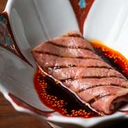 山形県産45のサーロインを香ばしくグリル。選りすぐりの赤ワインとのペアリングは、互いを高めあう至福のマリアージュ。忘れられない余韻を残してくれます。