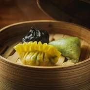 旬の食材を贅沢に味わえる逸品。鶏肉に紫蘇の風味をプラスしたり、皮に季節野菜のモロヘイヤをつかったり、トリュフの芳醇な香りを包み込んだり、素材づかいにひと工夫がなされています。