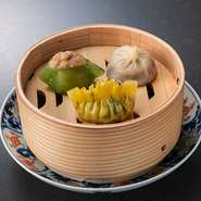 鶏肉に紫蘇の風味をプラスしたり、皮に季節野菜のモロヘイヤをつかったり、トリュフの芳醇な香りを包み込んだり、素材づかいにひと工夫がなされています。コース中盤に供される、色とりどりの点心は目にも楽しい！