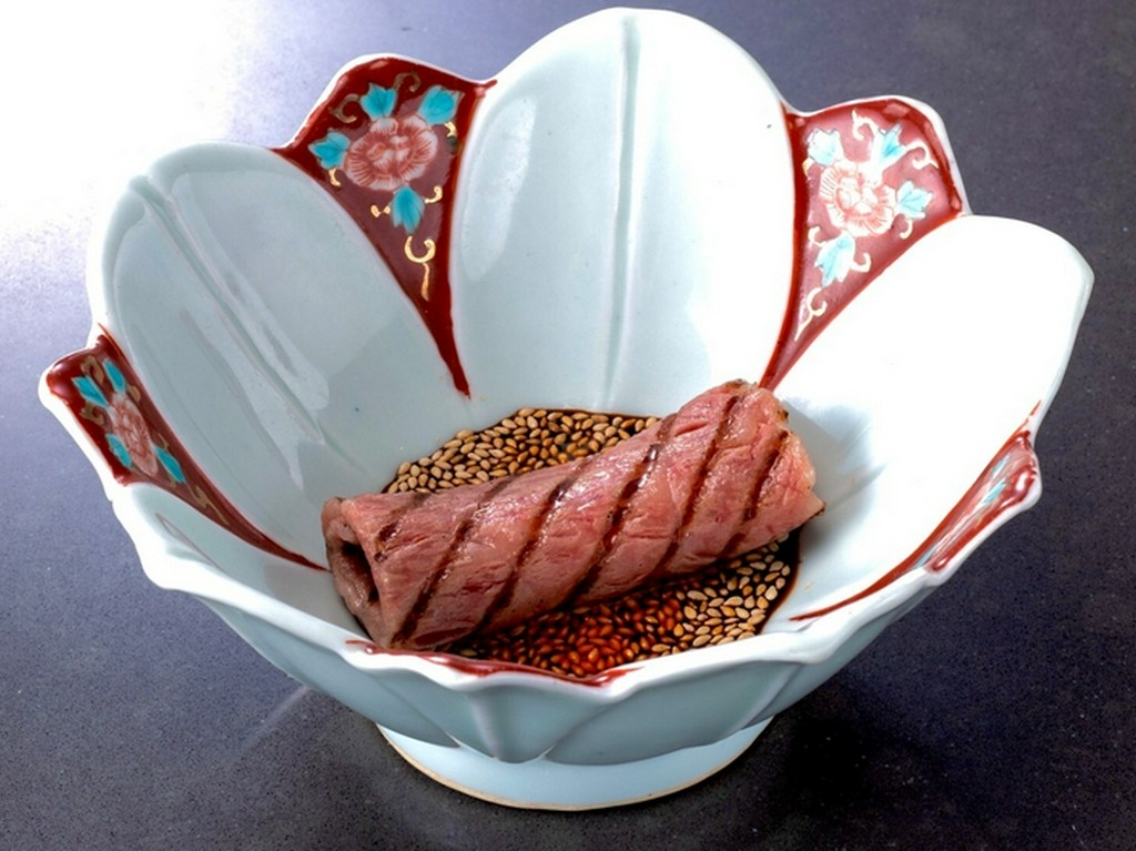 選りすぐりの赤ワインと共にいただく『A5山形牛サーロイン　よだれ牛』