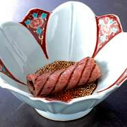 山形県産45のサーロインを香ばしくグリル。選りすぐりの赤ワインとのペアリングは、互いを高めあう至福のマリアージュ。忘れられない余韻を残してくれます。