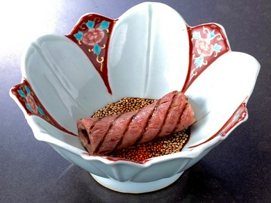 選りすぐりの赤ワインと共にいただく『A5山形牛サーロイン　よだれ牛』