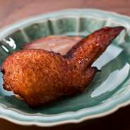 使用されるのは山梨県産「信玄鶏」。手羽先の中にフォアグラを詰め、2日間かけて調理されます。お店オリジナルの紹興酒とのペアリングが、ここでしか味わえない贅沢なマリアージュを演出してくれます。