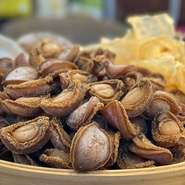 注意事項
※18時からの一斉のスタートとなります。
万が一遅れてしまいますと途中からのご提供となりますのでご注意ください。
※苦手食材やアレルギーは人数と詳細をご記入お願いします。
例：1人海老が苦手ですり身や出汁はOKなど。
※ご予約の最終確認はこちらからご予約の前日にお電話致します。
※5名様以上のご予約につきましてはお電話にて承ります。
※食材の入荷状況により、お料理が変更となる可能性がございます。